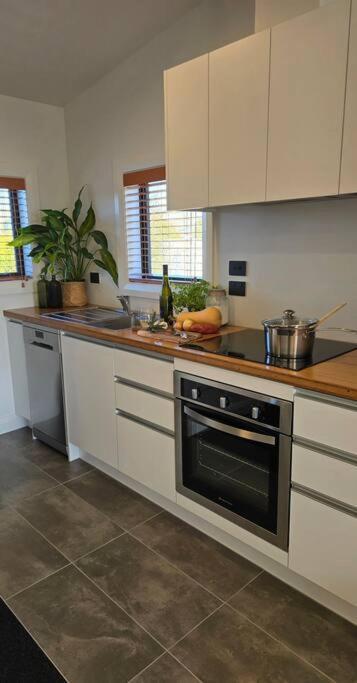 Apartment 2 - Haddin Court - Stunning Executive Бленхайм Екстериор снимка