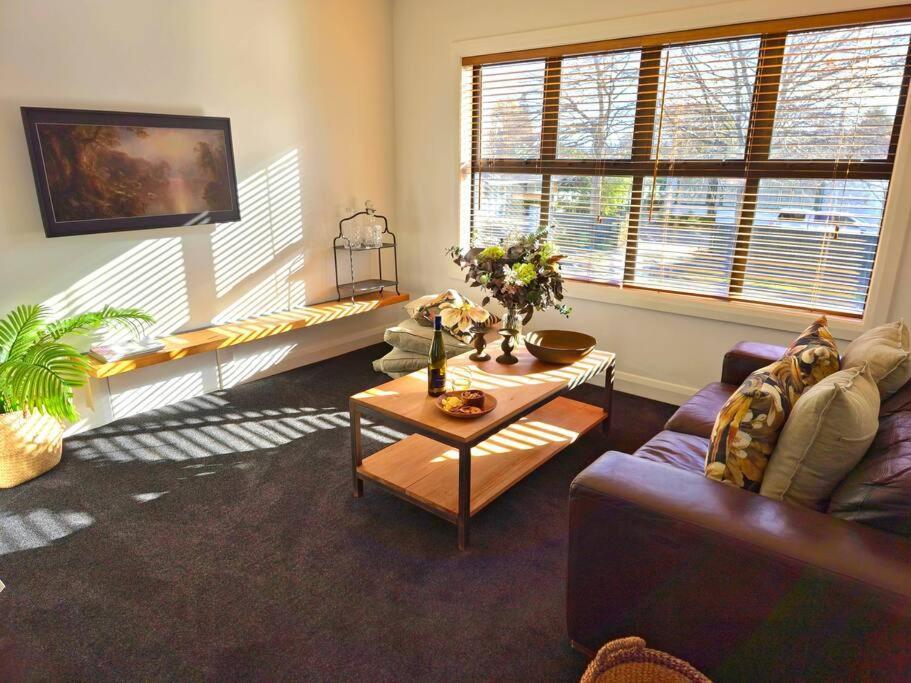 Apartment 2 - Haddin Court - Stunning Executive Бленхайм Екстериор снимка